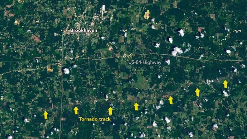 Um dos sete tornados ocorridos no estado do Mississipi no dia 6 de maio foi responsável pela destruição de casas e retirada de árvores do solo