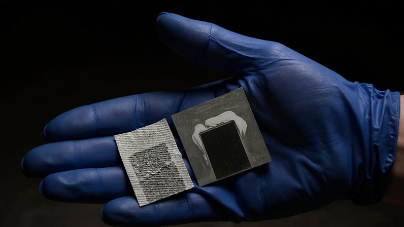 Os cientistas foram capazes de desenvolver um metal preto gravado a laser e com propriedades super absorventes, separando a água dos sais e capturando esses para evitar resíduos de salmoura prejudiciais — Foto: J. Adam Fenster/Universidade de Rochester