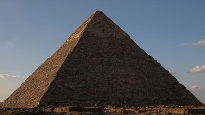 Construída para servir como tumba do faraó Khufu, a Grande Pirâmide é a única das Sete Maravilhas do Mundo Antigo ainda preservada — Foto: PxHere