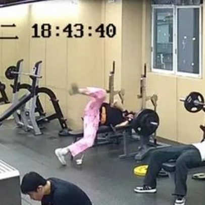 Homem evita esmagamento por barra de 145 kg em academia na China