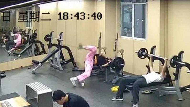Homem escapa de ser esmagado por barra de 145 kg em academia na China