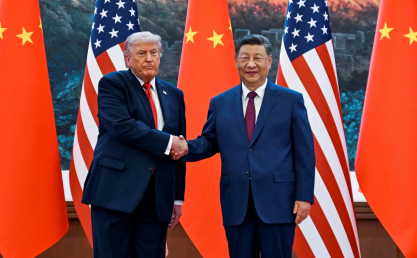 Donald Trump e Xi Jinping apertam as mãos durante um evento no Grande Salão do Povo, em Pequim, nesta quinta-feira (14)