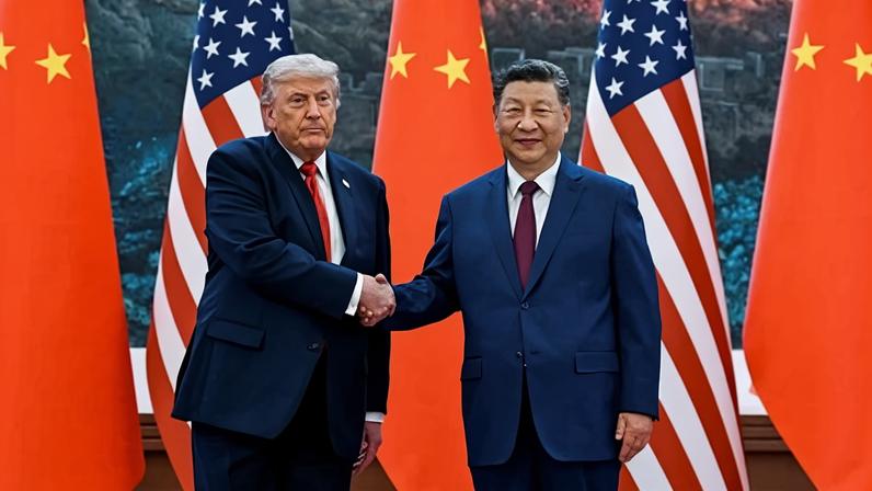 Donald Trump e Xi Jinping apertam as mãos durante um evento no Grande Salão do Povo, em Pequim, nesta quinta-feira (14)