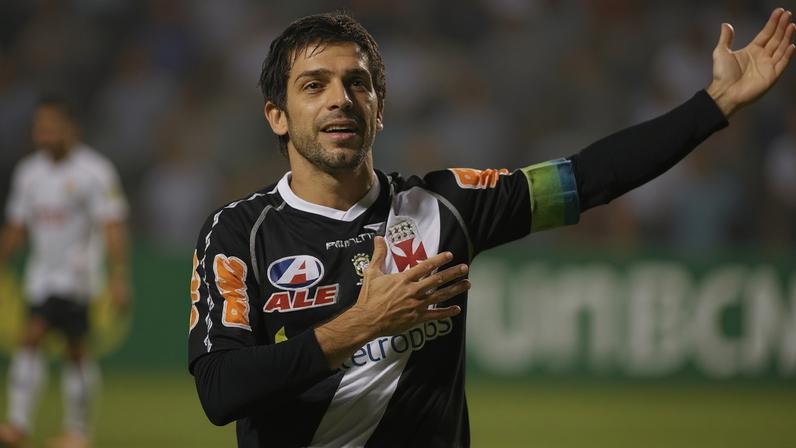 O iluminado da Colina: Juninho Pernambucano consolidou o Vasco na liderança e mantendo o tabu contra o maior rival.