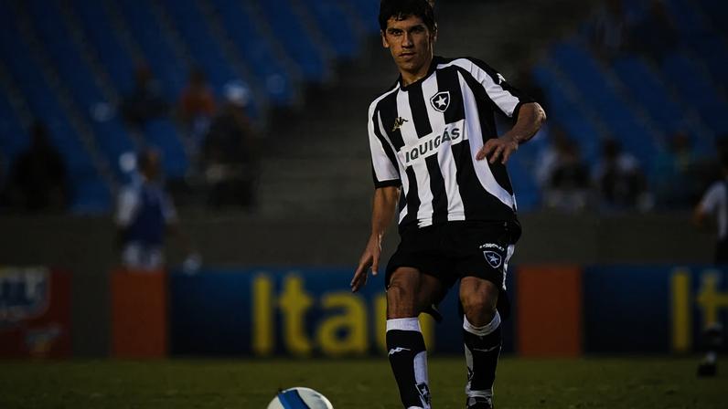 Com maestria e precisão de fora da área, o meia Lúcio Flávio comandou a virada do Botafogo por 2 a 1 contra o Atlético-MG no Mineirão. (Foto: Paulo Sergio)