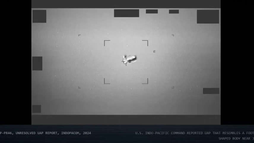 O Comando Indo-Pacífico dos EUA relatou a presença de um UAP (Fenômeno Aéreo Não Identificado) com formato semelhante a uma bola de futebol americano perto do Japão, em 2024 (Foto: FBI/Divulgação)