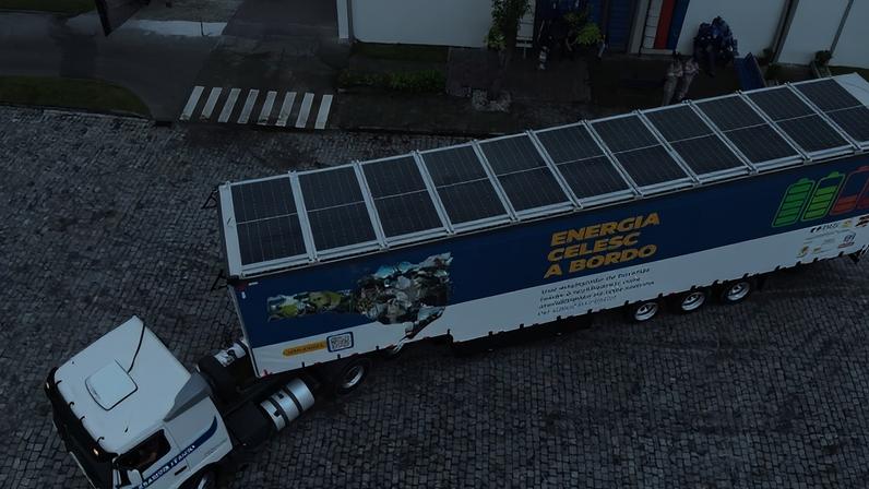 O conjunto de baterias está instalado em um semirreboque especialmente desenvolvido para o projeto, formando um Sistema Transportável de Armazenamento de Energia em Baterias, o STAEB. (Divulgação/Divulgação)
