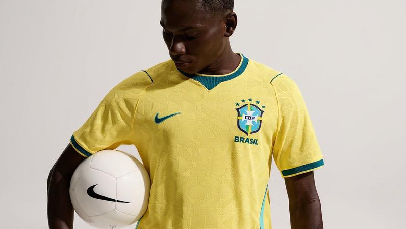 Modelo veste uniforme da Seleção Brasileira para a Copa do Mundo de 2026, vendida pela Nike por R$ 749,99 — Foto: BBC News fonte
