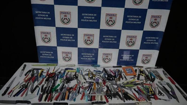 Tesouras, facas, estiletes: PM apreende 185 objetos proibidos antes do show da Shakira em Copacabana — Foto: Divulgação PMERJ