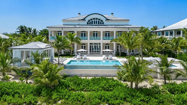 Imagem da Villa Océane, mansão localizada em Old Fort Bay, uma das áreas mais exclusivas de Nassau, capital das Bahamas