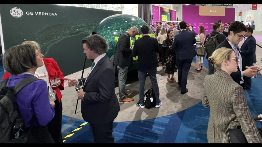 Participantes testam experiências imersivas durante a CERAWeek, evento global que reúne líderes dos setores de energia, tecnologia e inovação nos Estados Unidos. (Foto: Divulgação)