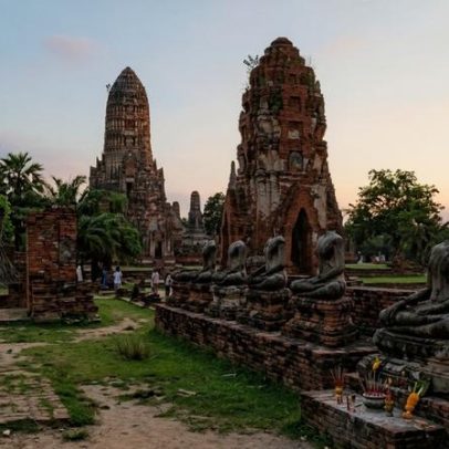 Bangkok, fundada em 1350, abriga templos de tijolos que resistem ao tempo