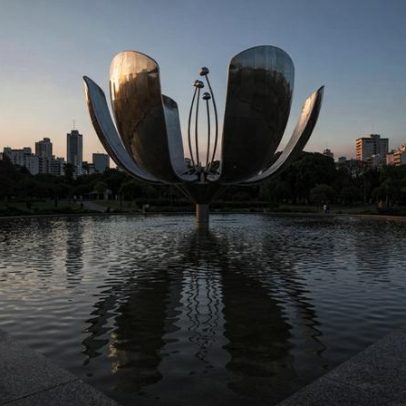 Escultura de 23 m move pétalas de metal acompanhando o sol