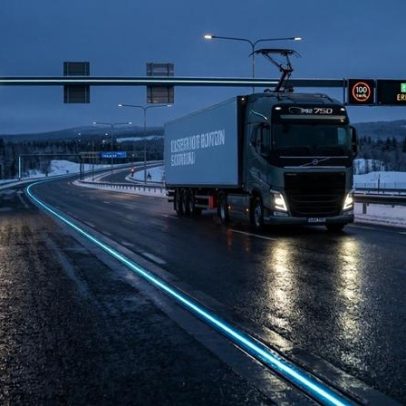 Rodovia sueca usa trilhos ocultos para recarregar carros em movimento