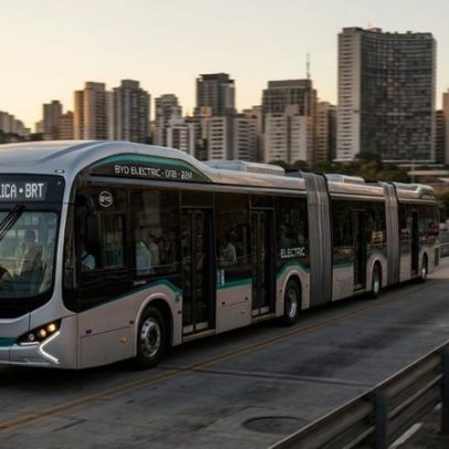 Ônibus articulado carrega multidão e revela preferência por ônibus sobre metrô
