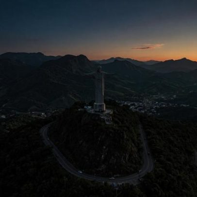 Monumento de 28 metros erguido em 1982 desafia leis da engenharia no morro
