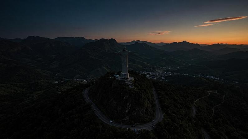 Monumento de 28 metros erguido em 1982 desafia leis da engenharia no morro