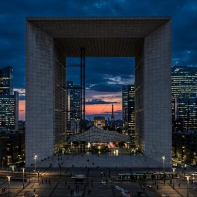 Cubo oco de 110 m com granito e vidro redesenha o horizonte de Paris