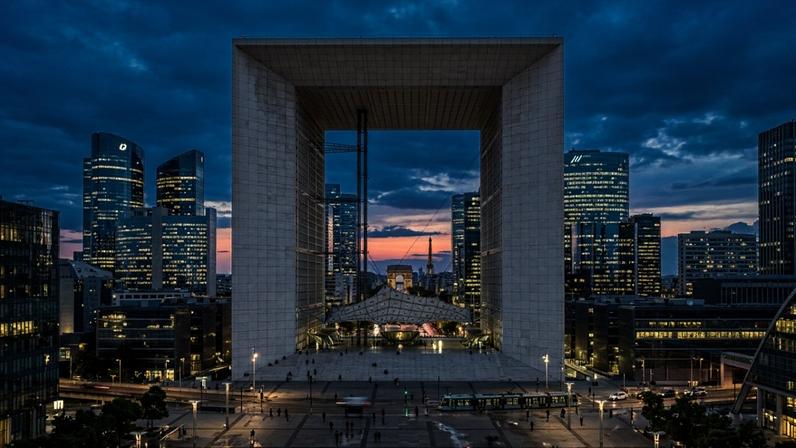 Edifício monumental em formato de cubo vazado situado no distrito financeiro de Paris – Créditos: depositphotos.com / artavet