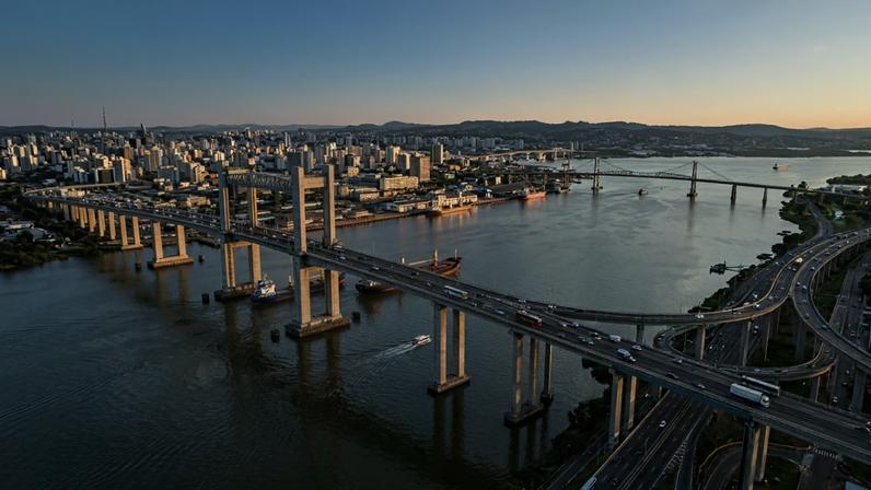Nova travessia sobre o Guaíba com doze quilômetros de extensão facilitando o tráfego rodoviário – Créditos: depositphotos.com / Cristian_Lourenco