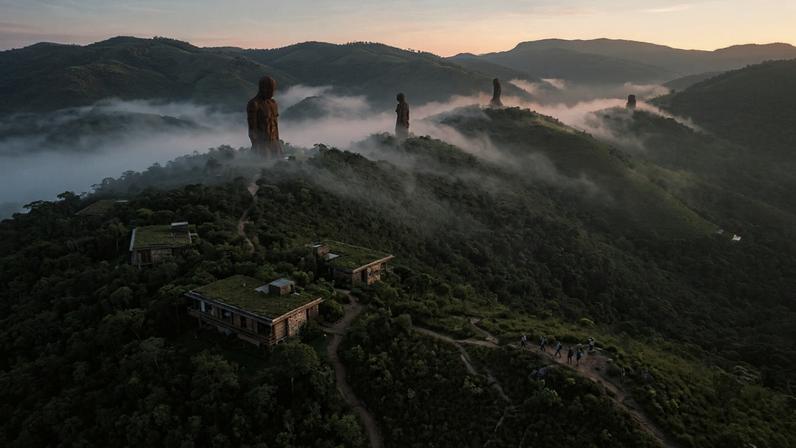 (Imagem ilustrativa)Reserva ambiental com fazenda histórica e esculturas monumentais focada em turismo sustentável