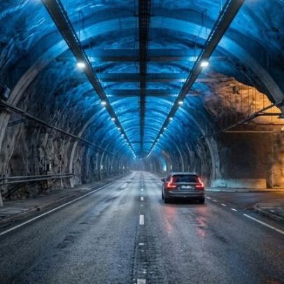 Passagem na Noruega de 24,5 km usa luzes azuis para manter motoristas acordados