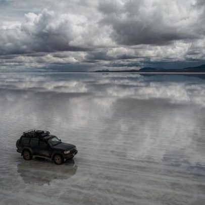 Planície de sal boliviana de 10.582 km² desafia guias na maior crosta de sal