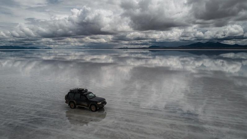Planície de sal boliviana de 10.582 km² desafia guias na maior crosta de sal