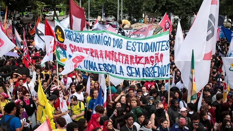 Na imagem, manifestantes em marcha contra Tarcísio