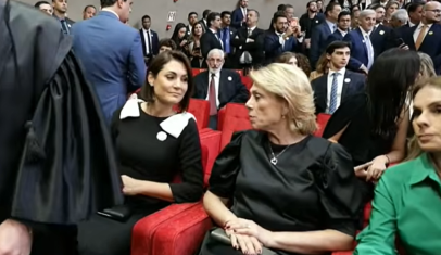 Michelle Bolsonaro e Viviane Barci sentam-se próximas durante posse no TSE