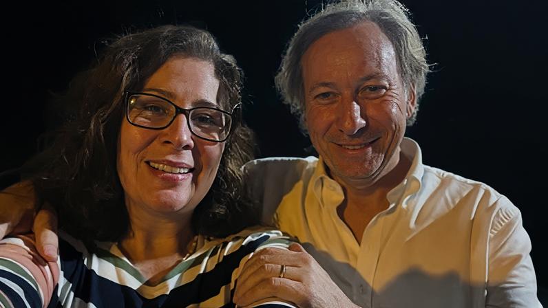 A ex-deputada Carla Zambelli e o advogado Pieremilio Sammarco após liberação de prisão italiana