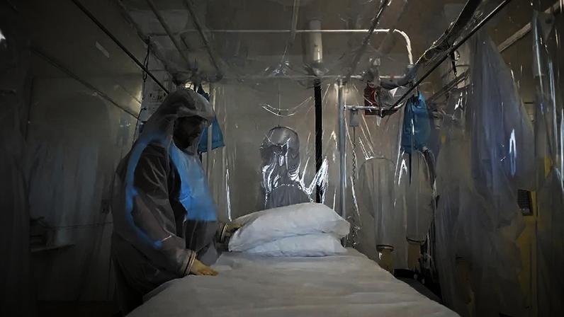 Homem usa roupas de proteção nas instalações do Hospital Royal Free, ao norte de Londres, durante preparação para um teste em um paciente contaminado pelo vírus Ebola
