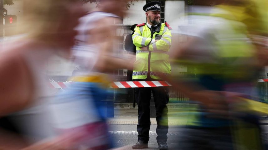 Policiais fazem patrulha durante uma corrida de rua no centro de Londres