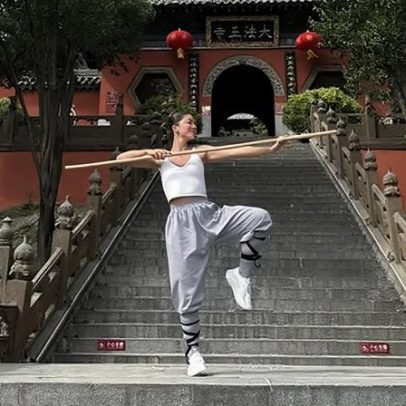 Brasileira treina seis dias por semana por seis meses para acampar em kung fu na China