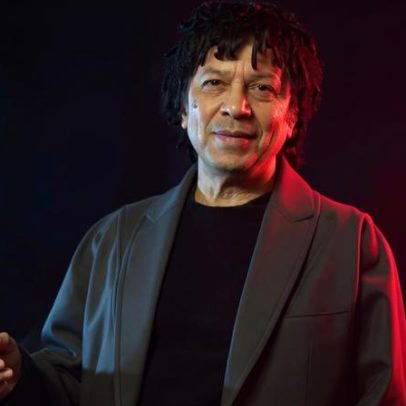 Djavan comemora 50 anos de carreira com figurino exclusivo de grife