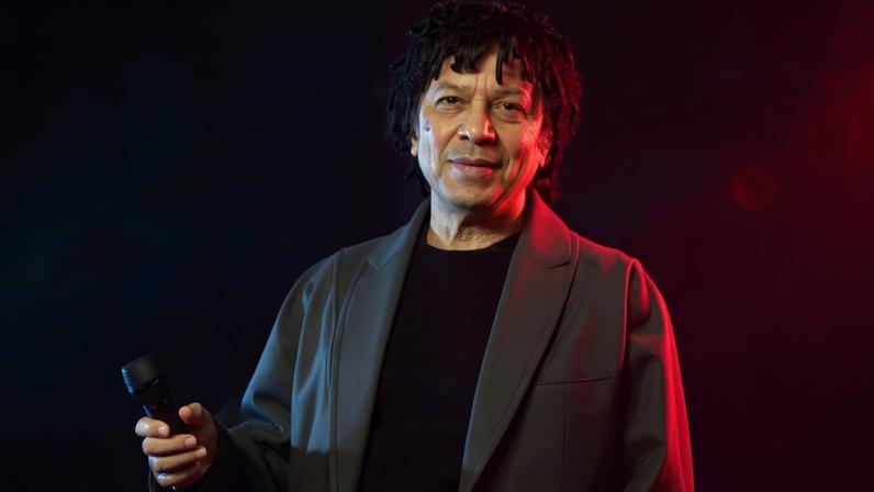 Djavan celebra 50 anos de carreira com figurino exclusivo de grife — Foto: Reprodução/Instagram