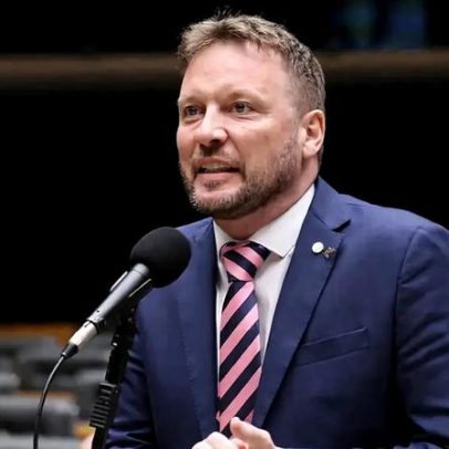 Deputado propõe projeto que ironiza fim da escala 6×1 e fixa mínimo de R$100 mil