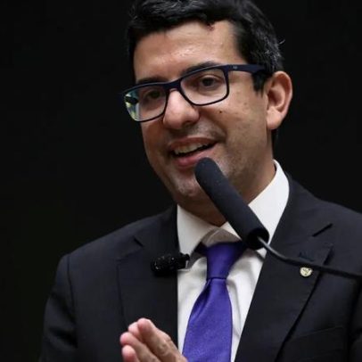 PF apreende celular de deputado em caso de superfaturamento na castração animal