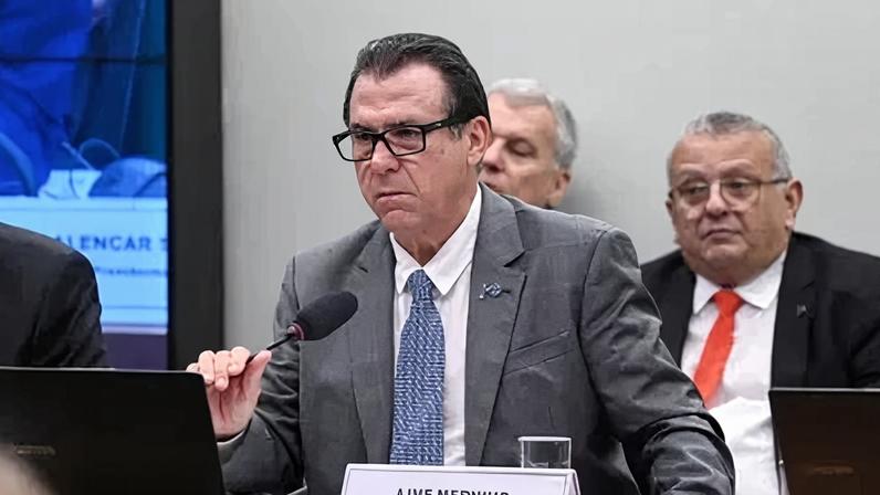 Luiz Marinho, ministro do Trabalho, durante comissão especial para discutir o fim da 6x1 - Agência Câmara