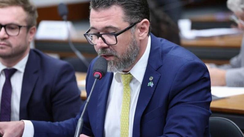 Na imagem, o deputado Marcos Pollon durante sua defesa em comissão