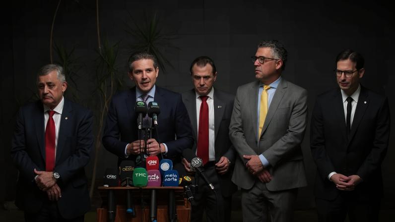 O presidente da Câmara, Hugo Motta, ao lado de ministros e deputados