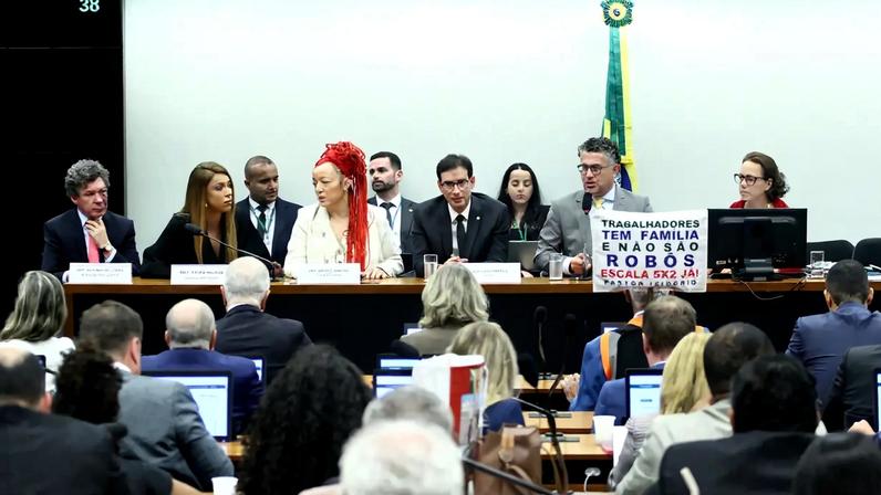 Pedido de vista adia votação do relatório de Leo Prates na comissão especial da Câmara que discute PEC sobre fim da 6x1. Foto: Vinicius Loures/Câmara dos Deputados