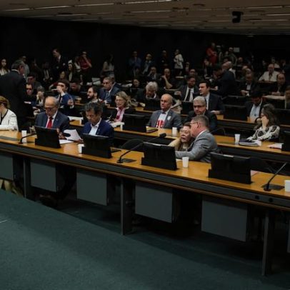 Comissão avança PEC do fim da escala 6x1 e encaminha ao plenário