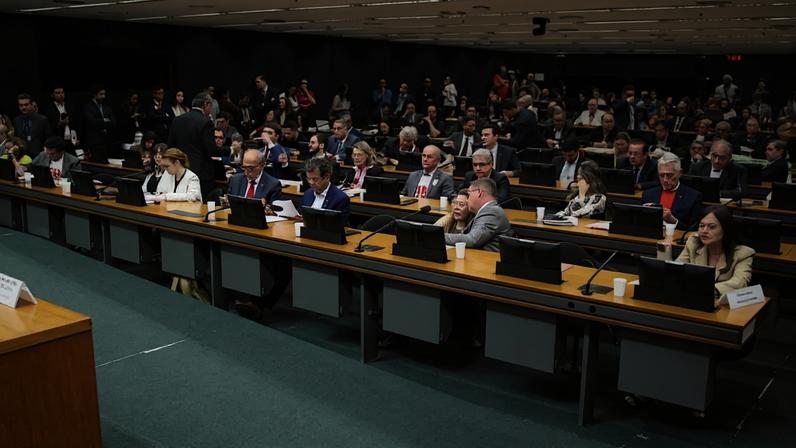 A comissão especial criada para analisar a PEC do fim da escala 6 por 1. (Foto: Vinicius Loures / Câmara dos Deputados)