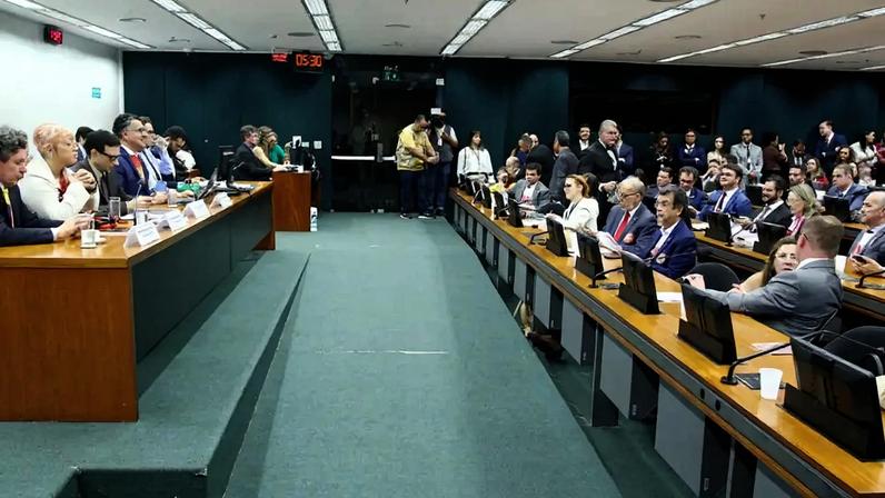 Discussão e votação do parecer do relator Leo Prates. Foto: Agência Câmara