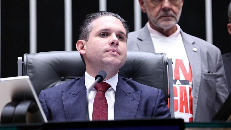 Hugo Motta em votação no fim da escala 6x1