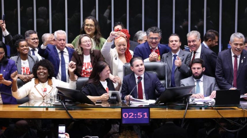 Fim da escala 6×1 aprovado na Câmara altera regras para MEIs