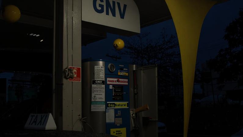 Abastecimento do cilindro de gás natural veicular - GNV em posto de combustíveis.