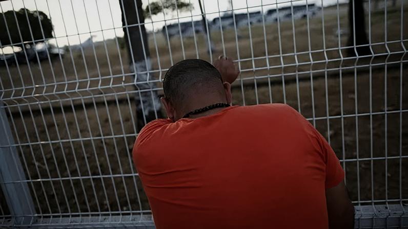 Homem chora enquanto imigrantes cubanos são deportados no aeroporto de Tapachula, no México, em maio de 2019