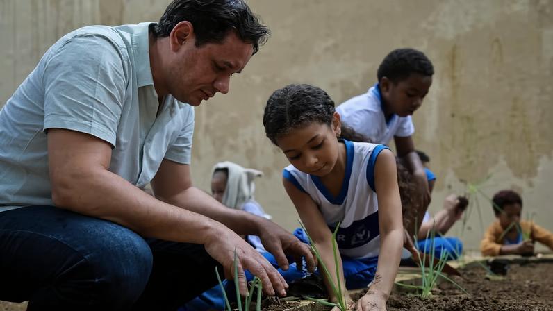 Implantação de horta escolar em unidade da rede municipal de Salvador.